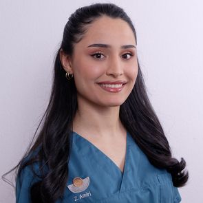 Zeinab Amiri ist zahnmedizinische Prophylaxeassistentin (ZMP) in der Praxis Dr. Beckmann und Kollegen in Köln